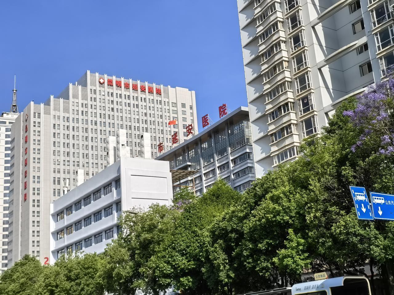 昆明市延安医院位于昆明市盘龙区人民东路与环城东路交叉口，原来是当年上海援滇的重大