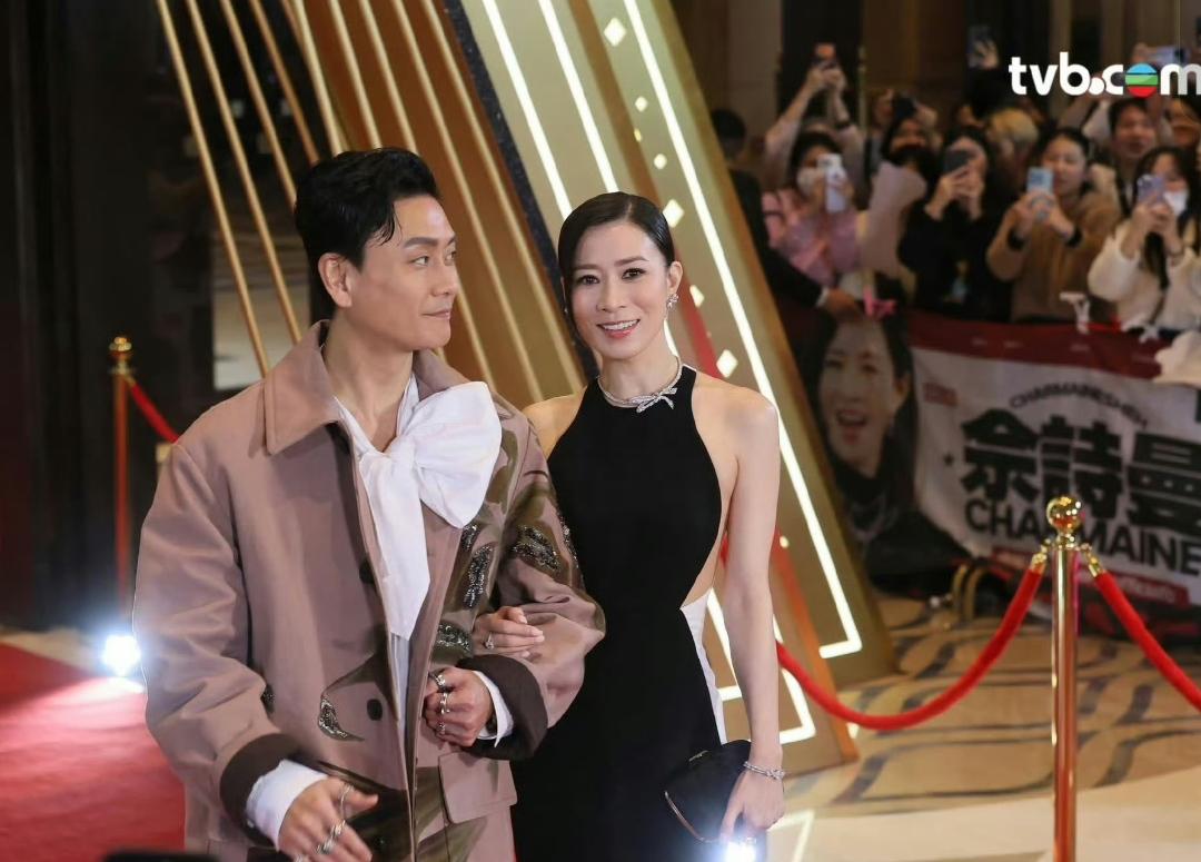 TVB颁奖礼名场面炸场！佘诗曼黄宗泽并肩挽手走红毯，妥妥的Man姐和King S
