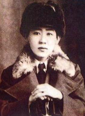 1924年，59岁的养父，爬上了18岁的川岛芳子的床，面对这个养育了她12年的男