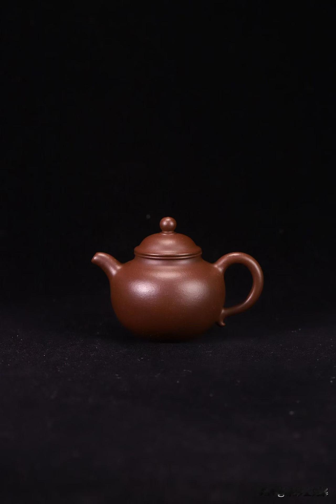 紫砂壶的讲究，从来不在价签上
一把紫砂壶摆在茶台上，真正耐看的往往不是证书，而是