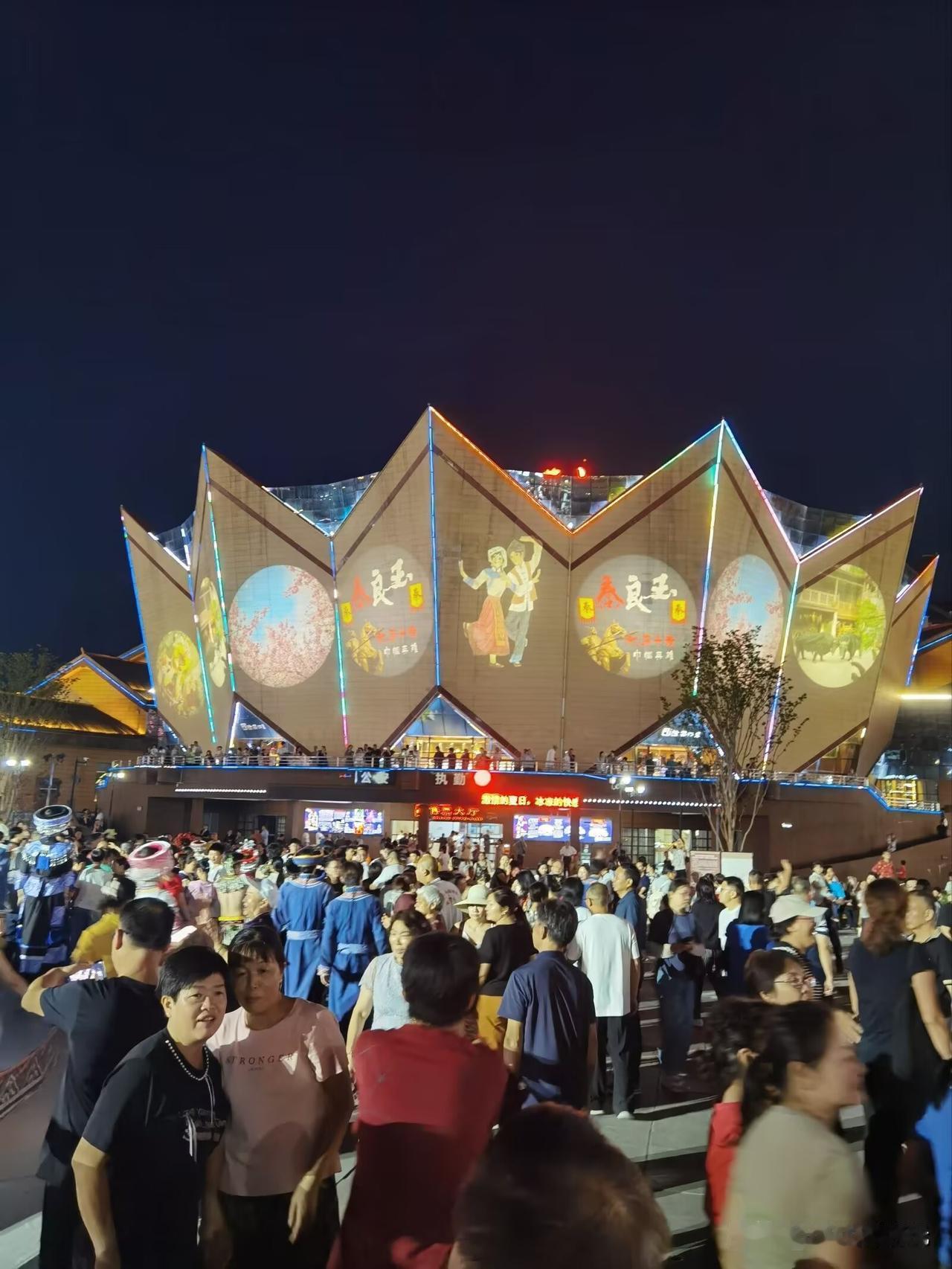 重庆偏远小镇，繁华如县城，避暑养生十分方便！

   重庆主城40℃酷暑难熬?