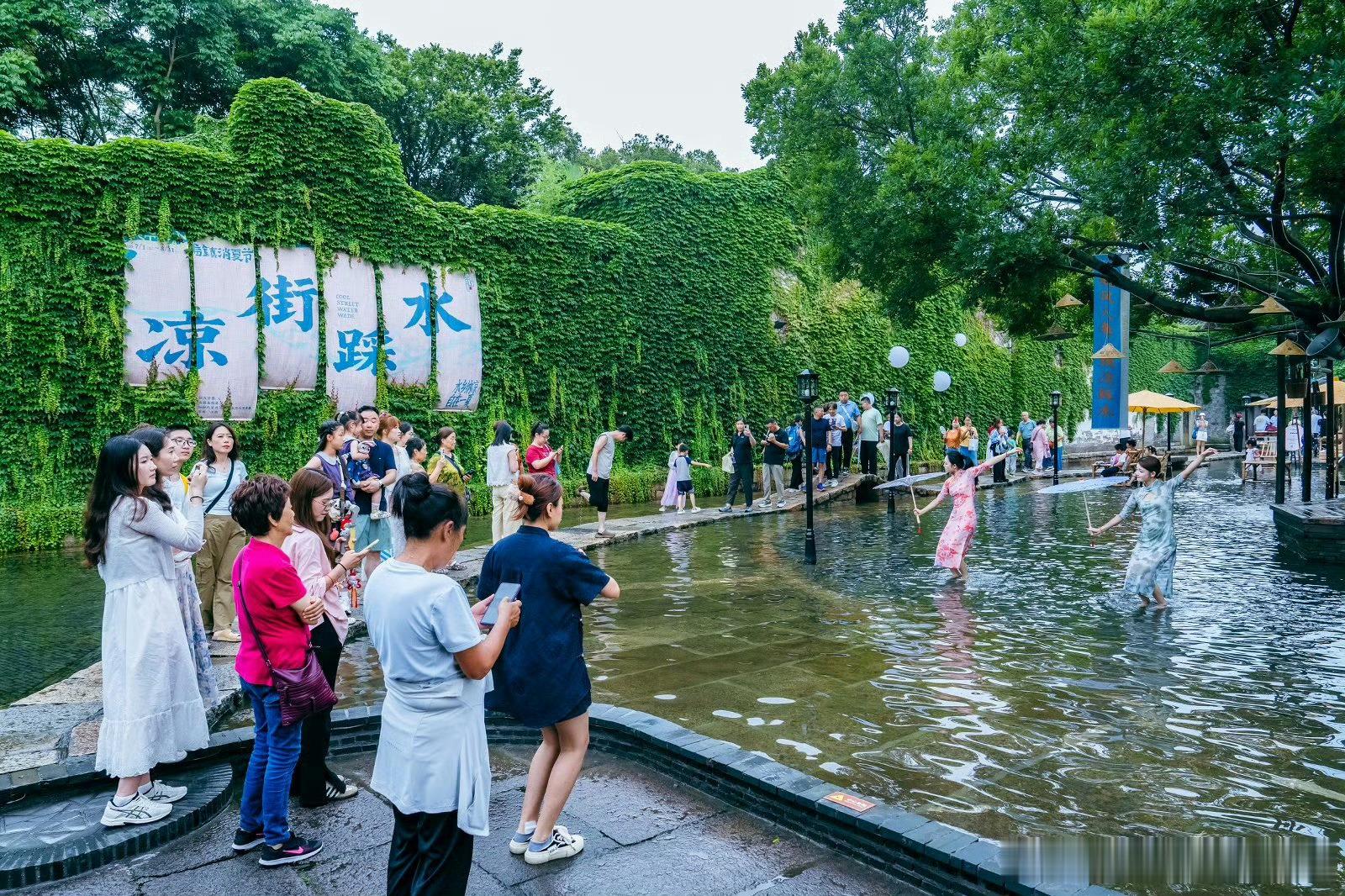 乌镇的夏天是懂旅游避俗的乌镇的夏天，把江南诗意和夏日浪漫焊死了 白天踩水撒欢，傍