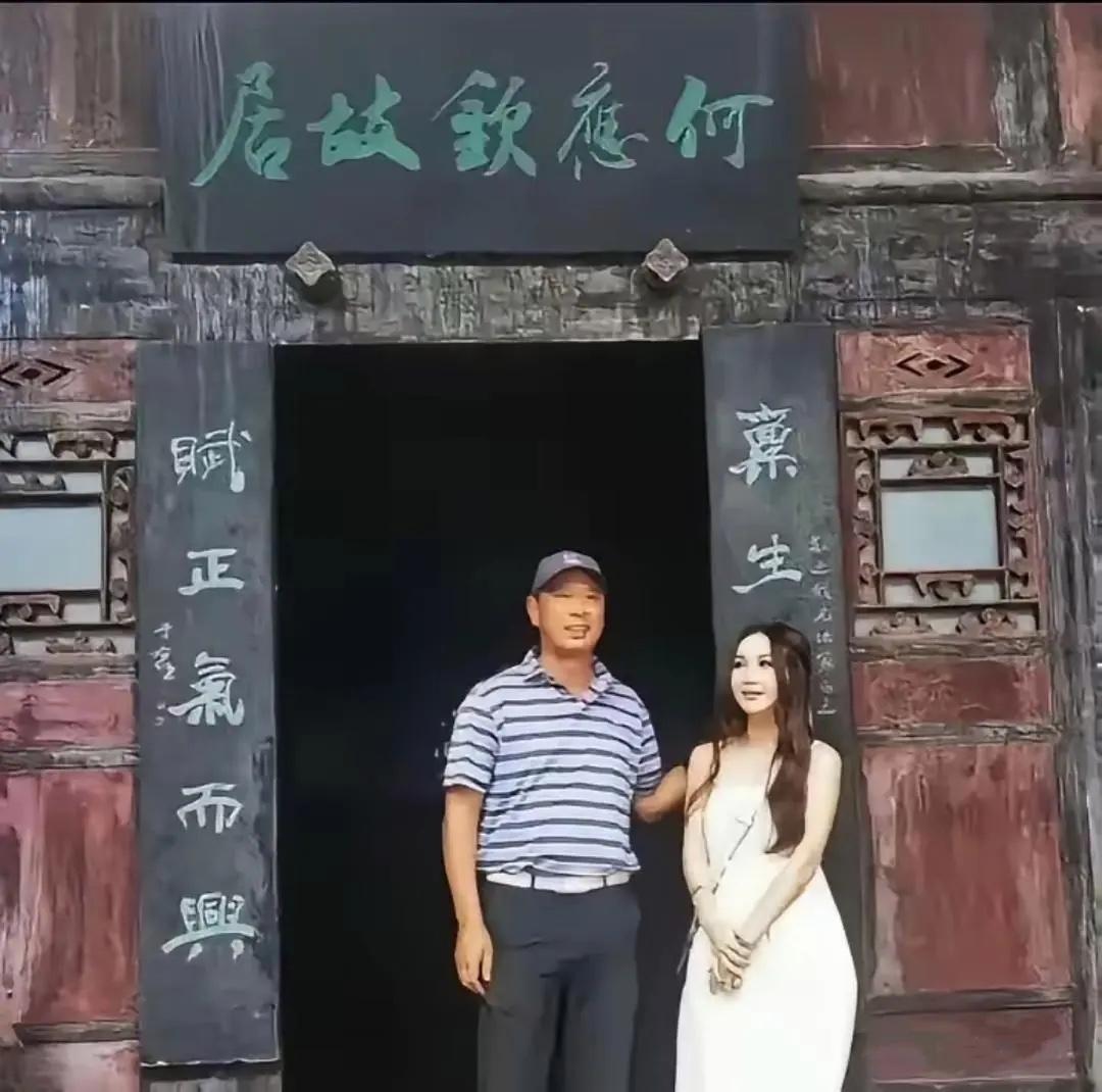 2023年，何应钦的侄孙何祖光带着妻子温碧霞，重回贵州兴义市泥凼镇何应钦故居参观