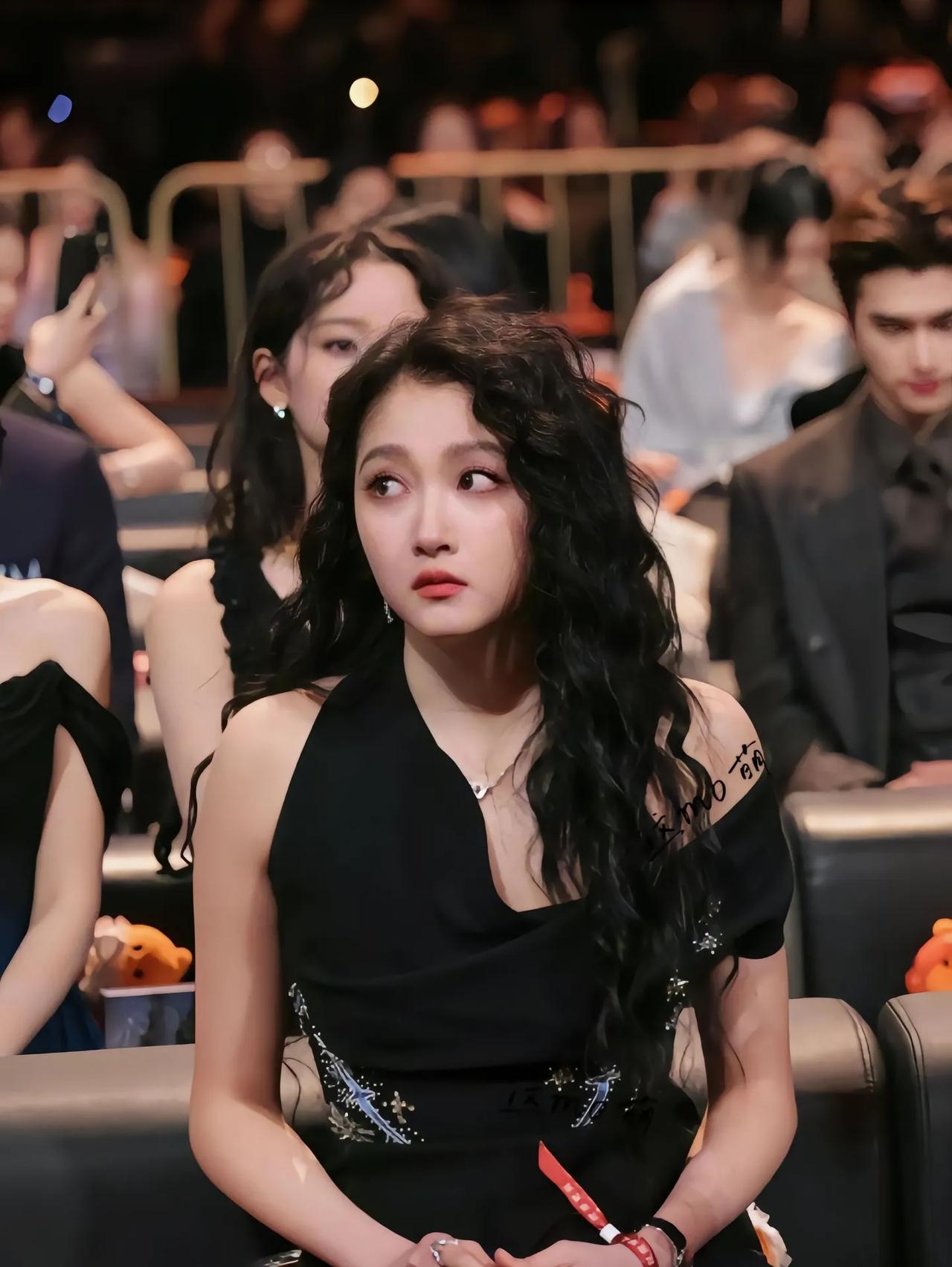 关晓彤难以用美丑来形容，应该叫长得很没意思。她就像河北彩花，明明肤白貌美大长腿，