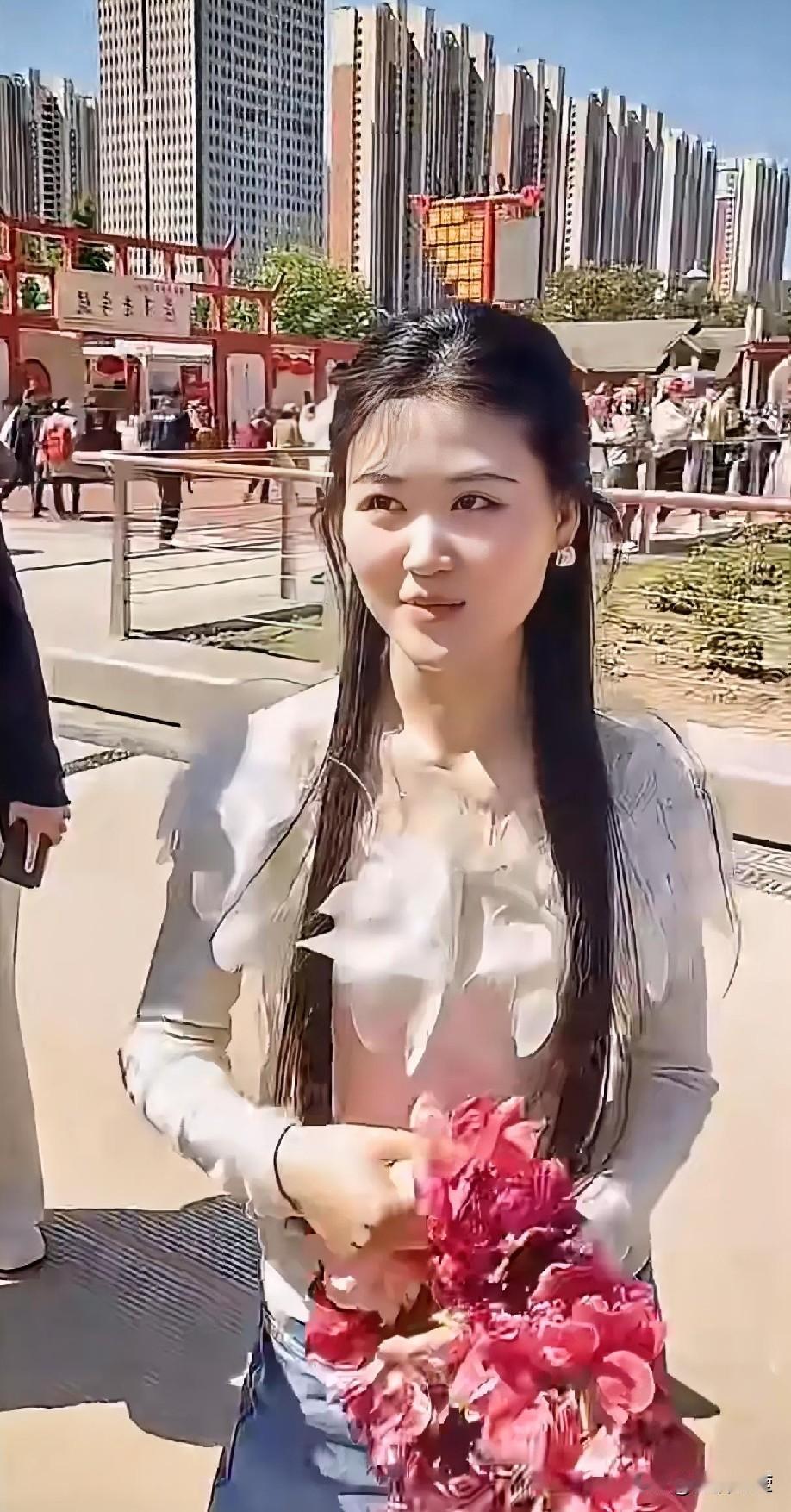 看《给阿嬷的情书》写时代回望大衣哥儿子儿媳妇出门游玩，陈萌又美又仙！陈萌确实好看