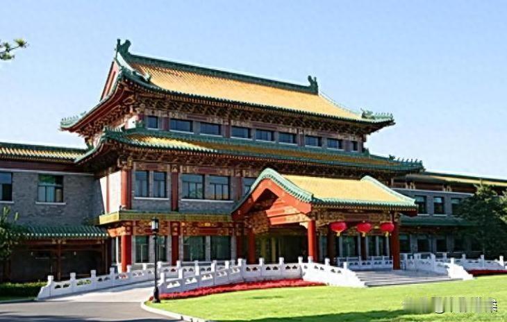 川普前脚刚走，普京今晚就到北京。
    据综合消息，俄罗斯总统普京今晚到达北京