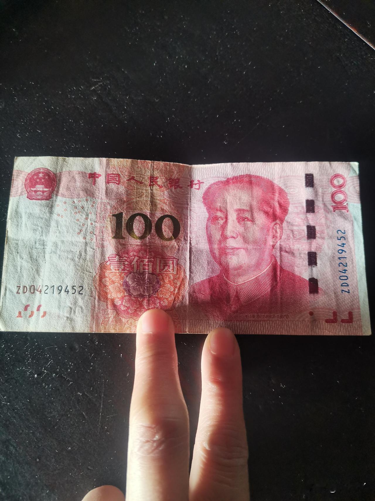 随礼一百块钱，还被人冷嘲热讽了一顿，难道现在的钱都这么不值钱了吗？

今天，村里