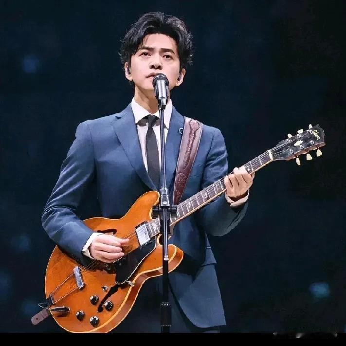 李键祝大家新年快乐
   ……哈哈哈，丁克的李健抱着他那绝育的猫，给大家送上祝福