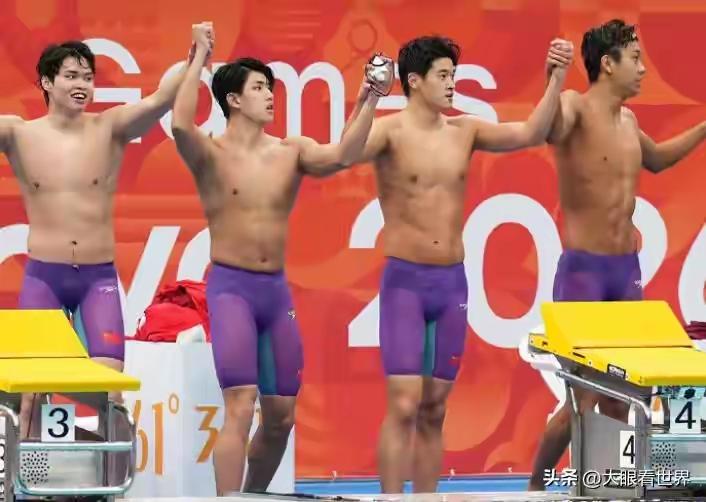 名古屋亚运会的泳池中，中国男子4*200米自由泳接力队上演大逆转，潘展乐和张展硕