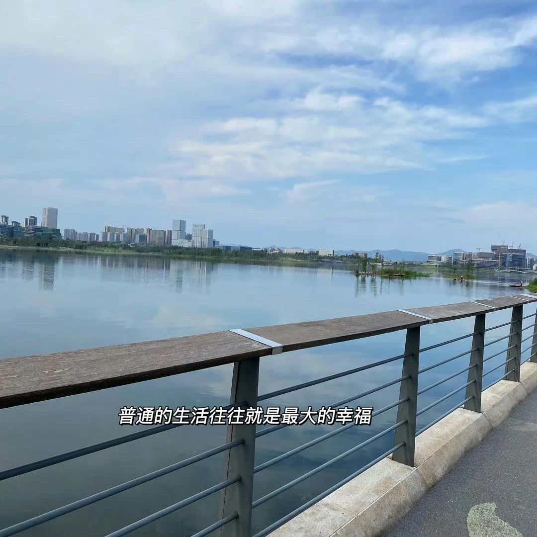 【假期结束文案】1、清空假期的慵懒，一切向「钱」看。2、充电器一拔，再见面就是新