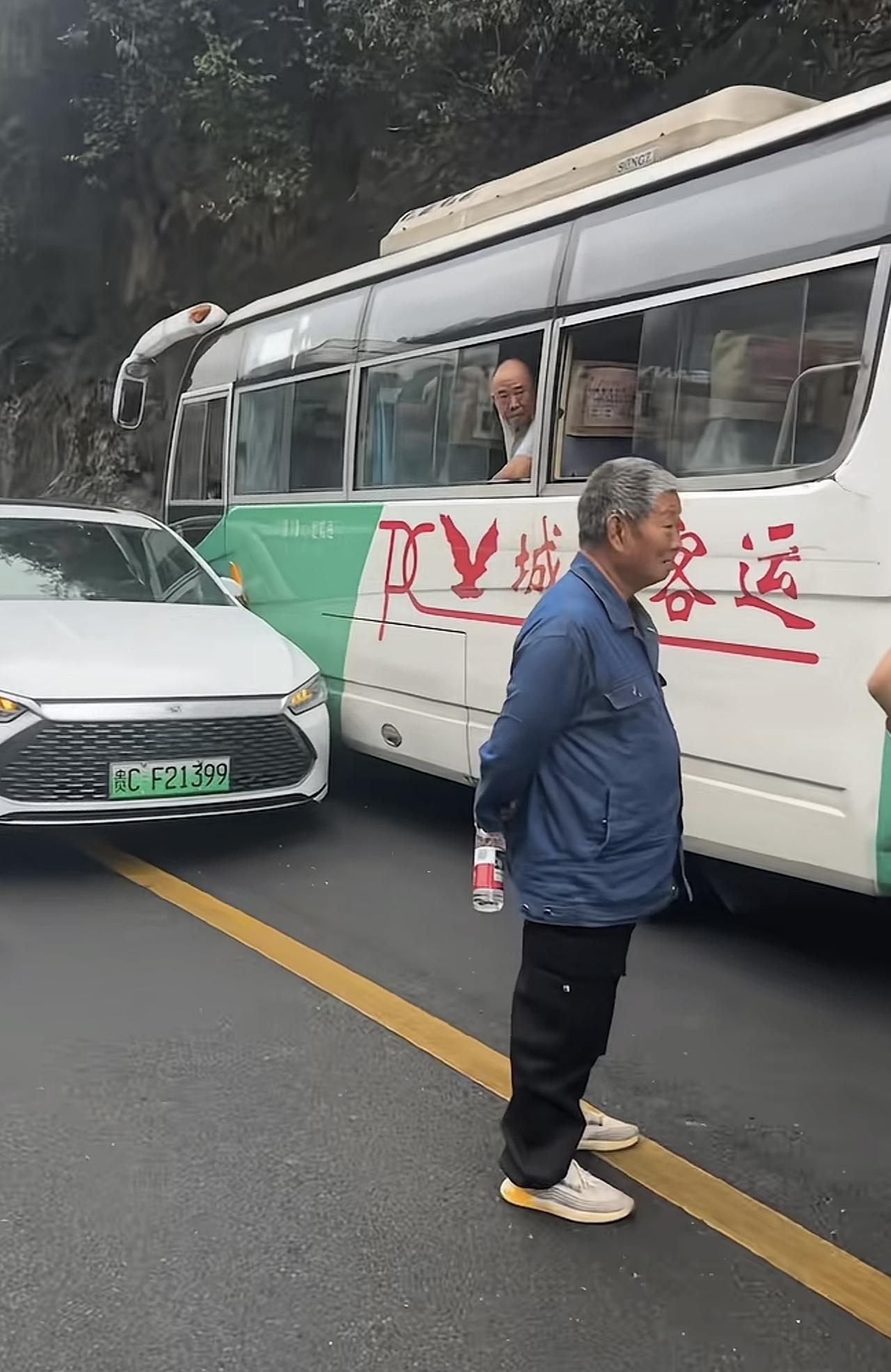 遇到这种喜欢实线超车的，那真的是特别的气人。这不刚国庆就有网友分享了这样的交通事