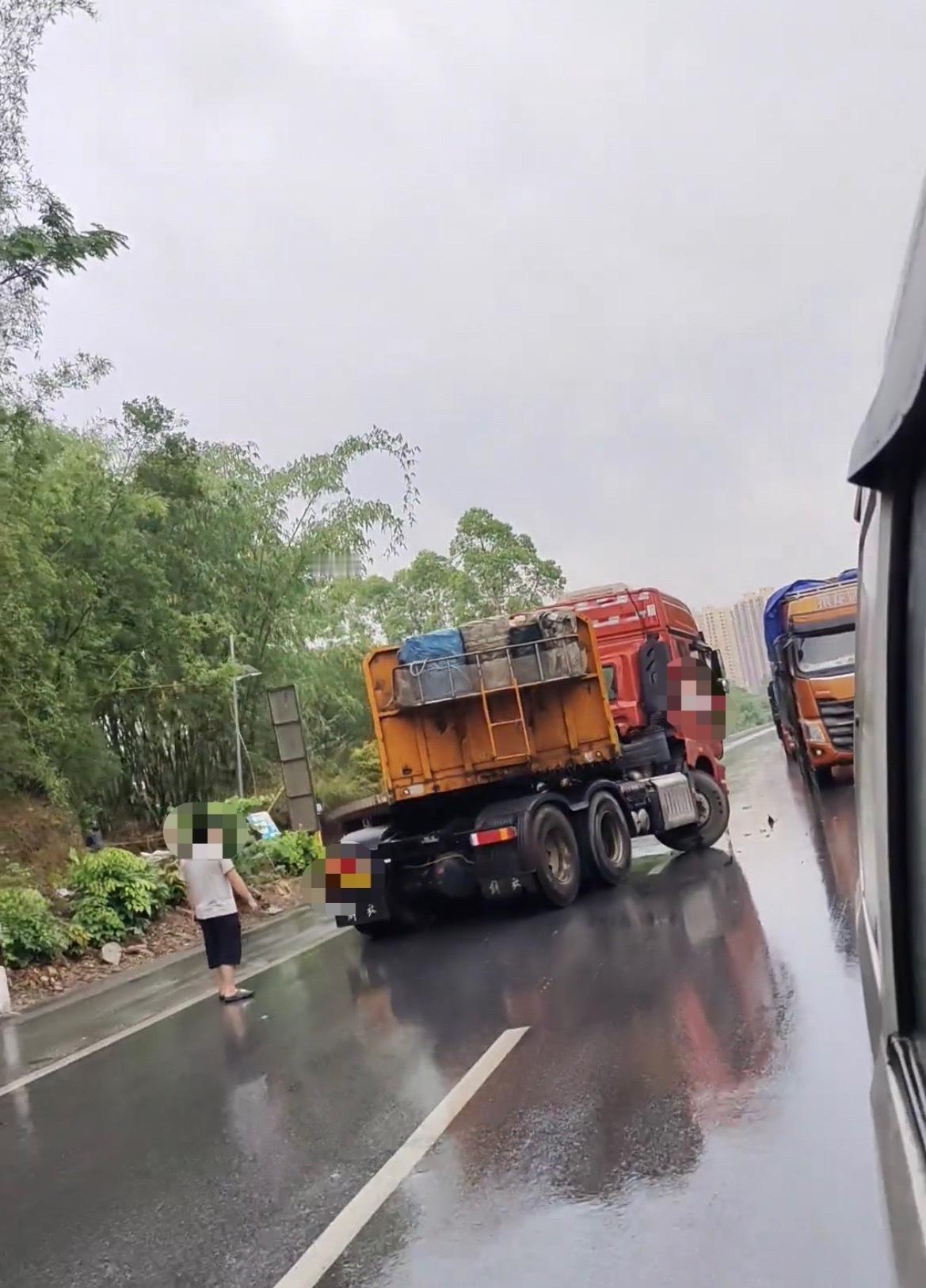 【玉林大王庙路口大拖挂车头撞歪后面】4月27日，玉林市大王庙路口一辆大拖挂大货车