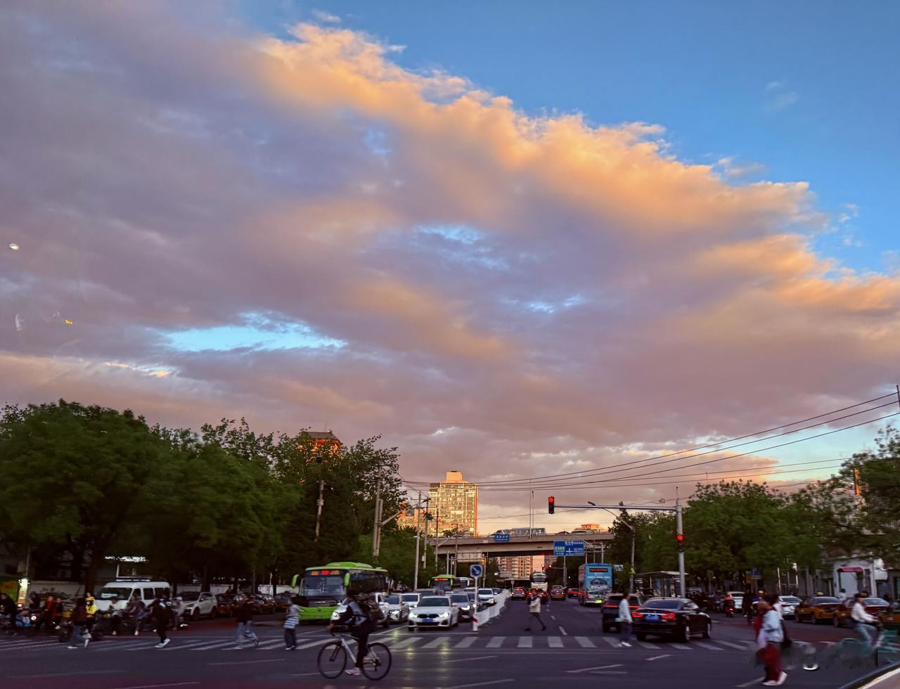 一张照片一座城·城市风景摄影赛北京的晚霞太肆意了，任性而随意，大胆而独行。