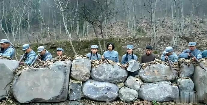 国产剧有时候拍的有点潦草，石头没个十吨起重机别想摆好[笑cry]，一颗子弹打来，
