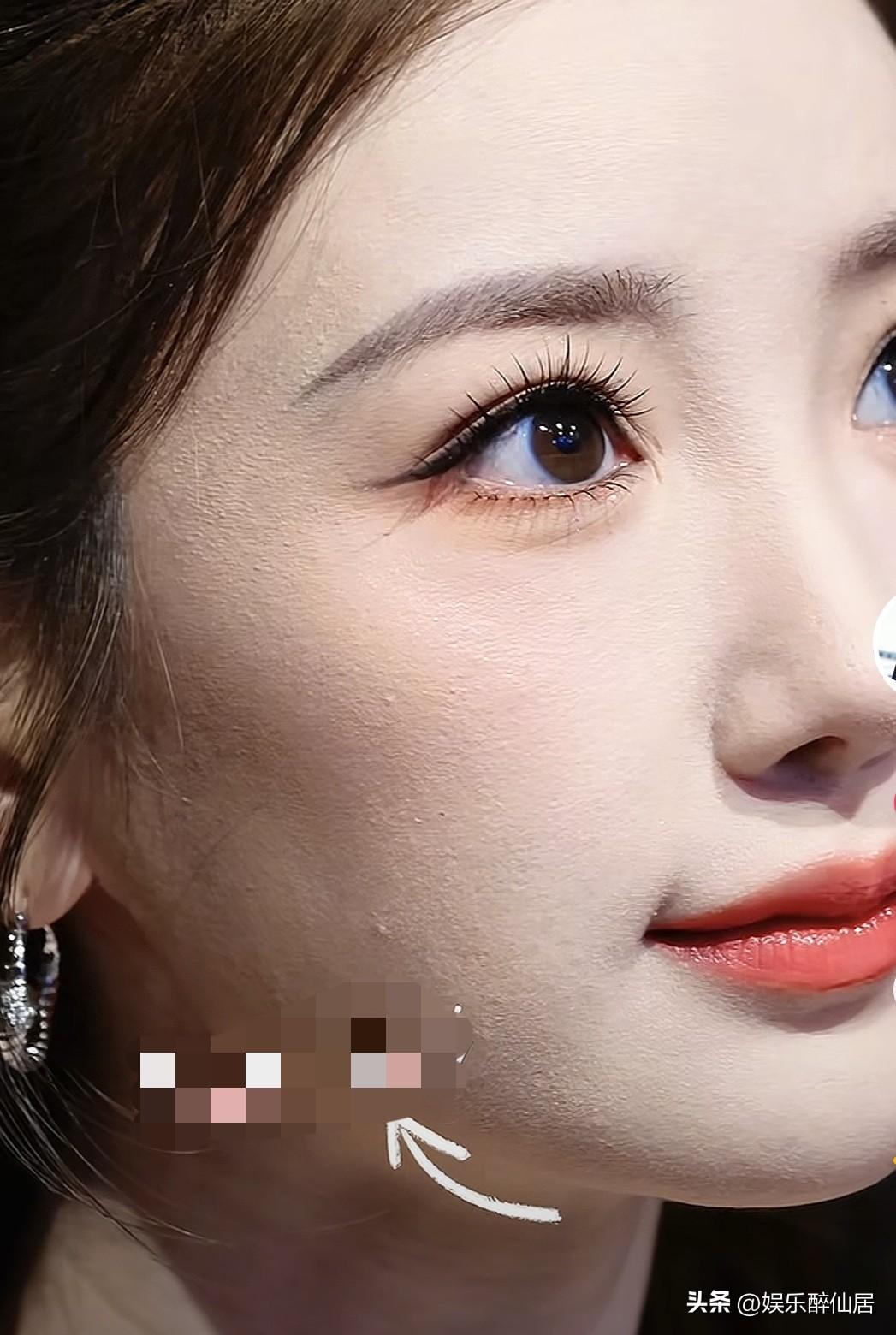 毛晓彤卸妆容，你一看会不会觉得卡粉太严重？？明星也不过如此，所以就不会焦虑了，其