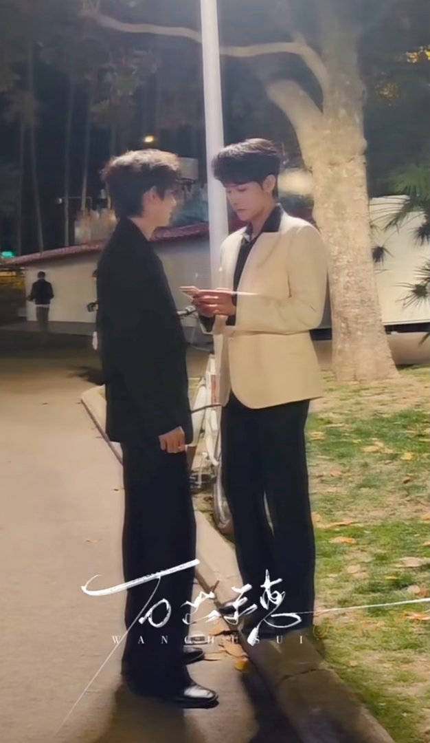 草啊萌得我哇哇乱叫站在台阶上才和哥哥平视啊啊啊啊啊啊 
