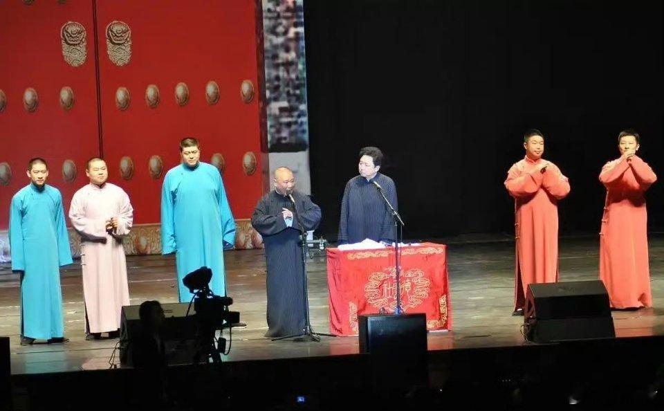 郭德纲被约谈 郭德纲在一活动现场答媒体问，谈到前阵子被约谈风波时，说都是误会，对