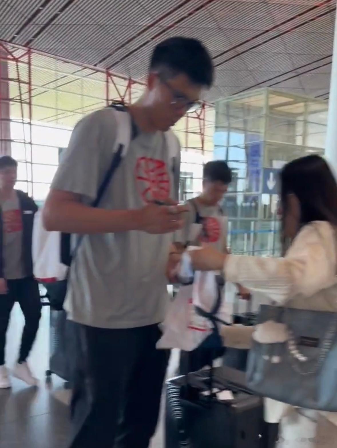 中国男篮出征照曝光，广东宏远三将随队出征中国男篮今天从北京机场出发，直奔长沙！这