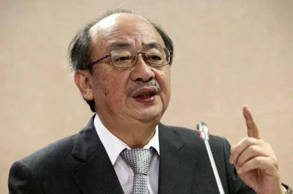 【“台独”分子柯建铭左批蓝右打白，怒称我佛慈悲在座各位都是班门弄斧？】
近日，台