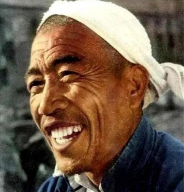 1986年3月15日，胡启立代表中央到医院看望病重的陈永贵，握着陈永贵的手时，他