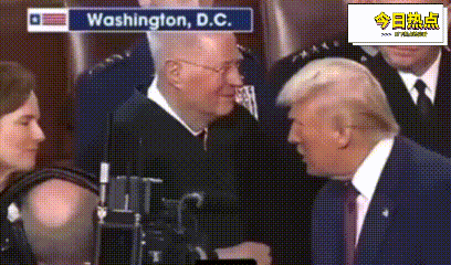 看看巴雷特那个眼神——冷、飘、根本不带一丝温度！

当年特朗普第一任期拼死把她塞