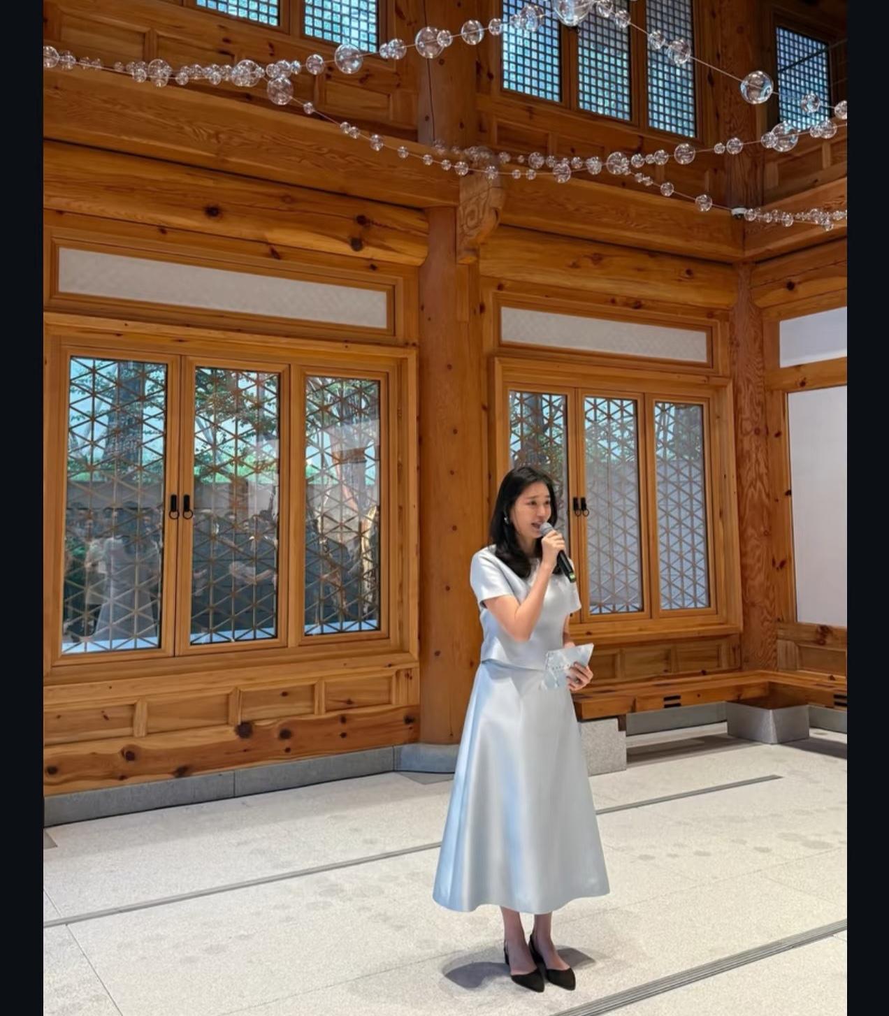 金熙英的内心真实强大得让人不得不佩服。
近日，这位汉南洞夫人回国了，虽然崔泰源和