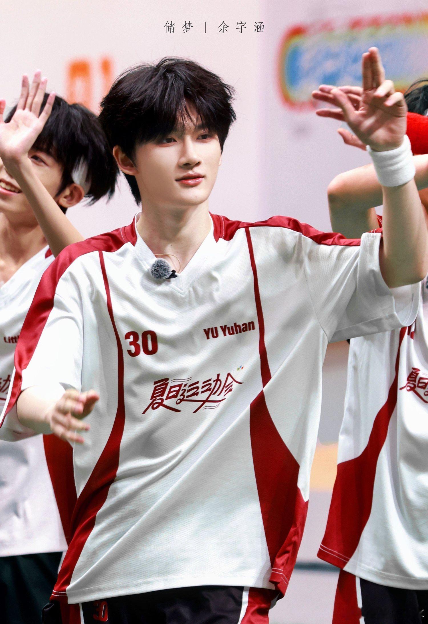 余宇涵 第一次觉得楼上的菜好吃 救命！余宇涵的快乐也太有感染力了吧！就因为一顿饭