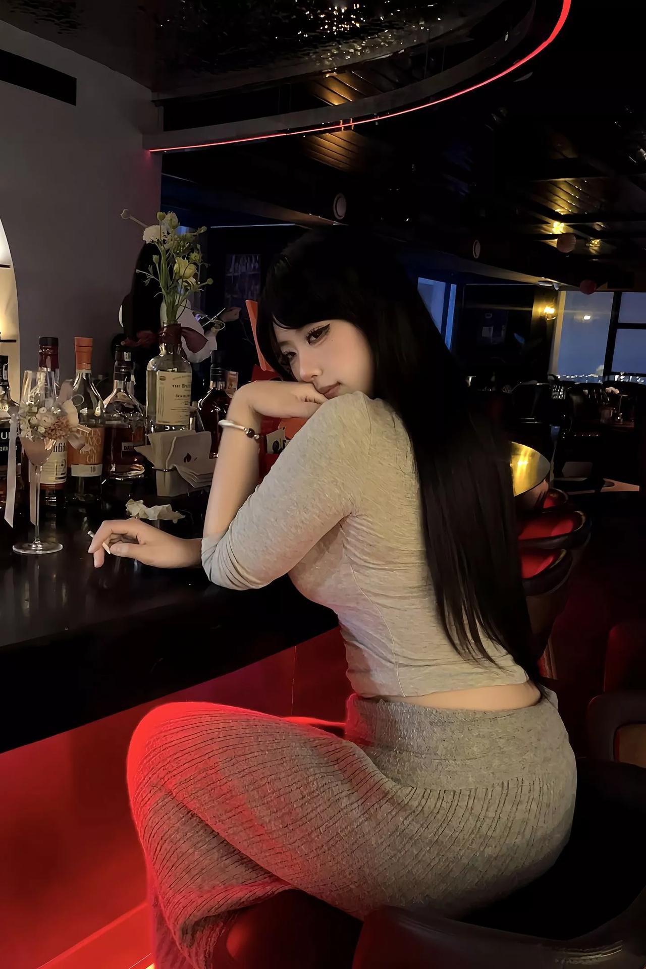 月下独酌，心事难解。佳丽美媚 甜美佳人。 佳丽仙女 湖夜温婉写真 时尚靓影写真 