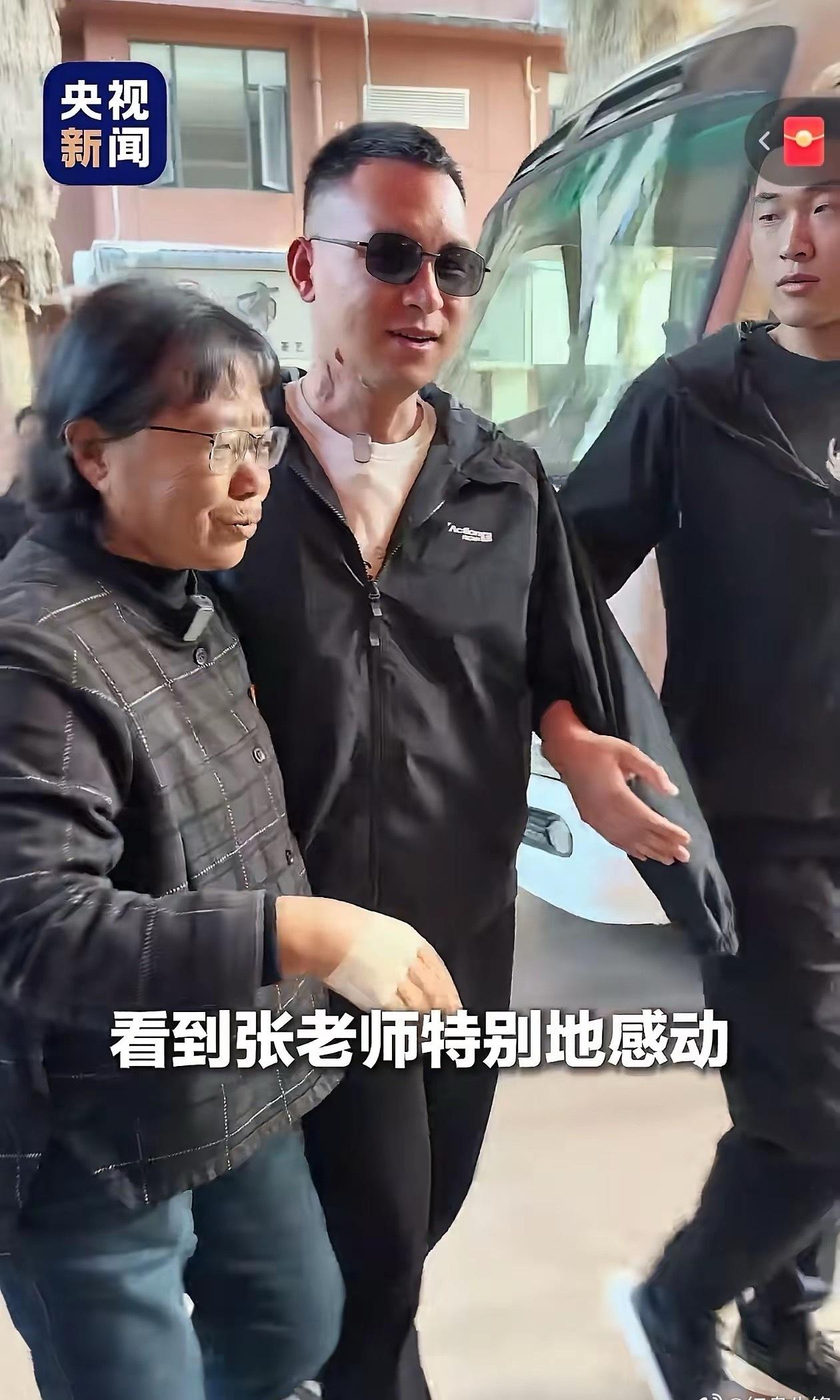 泪目了！
两个英雄人物同框，
杜富国说：“我来见张老师，我就特别的激动，来的时候