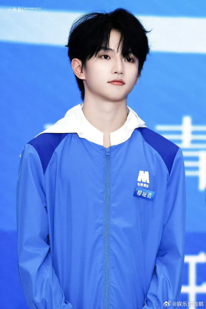 穆祉丞今天状态好成这样 恩仔今天的状态真的太能打了，黑T搭配黑裤低调又耐看，一举