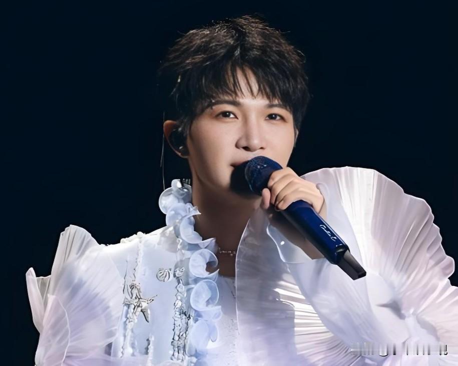 要说周深的歌，我第一反应不是《大鱼》，而是那首《触不可及》。

这歌没被综艺翻唱