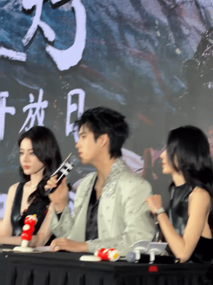 白日提灯官微回应没话题 官微真的太会拿捏观众了😆，用最真诚的方式心疼贺思慕，段