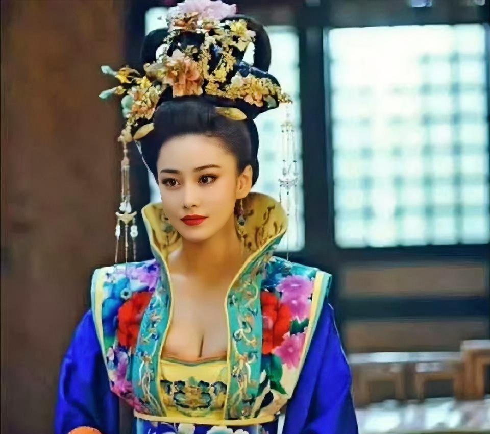 古装剧不靠露腿露腰吸睛了，改靠考据吃饭。
备案要交服装设计图，还得找专家签字。