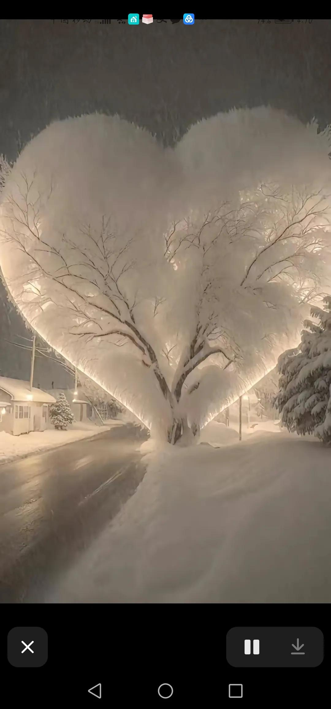 雪后，那白雪依旧装饰着世界，远远望去，如同一堆堆奶油冰激凌，好看极了！