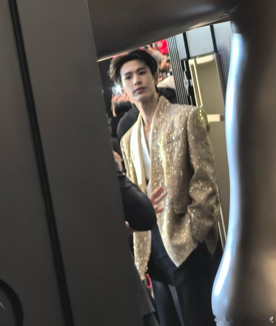 男明星确实壁了，扎人堆里还是狠突出 