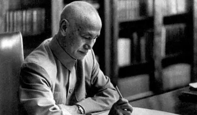 1955年，我国授衔结束后，蒋介石也很快得知了消息。当下属将十大元帅的名单，呈到