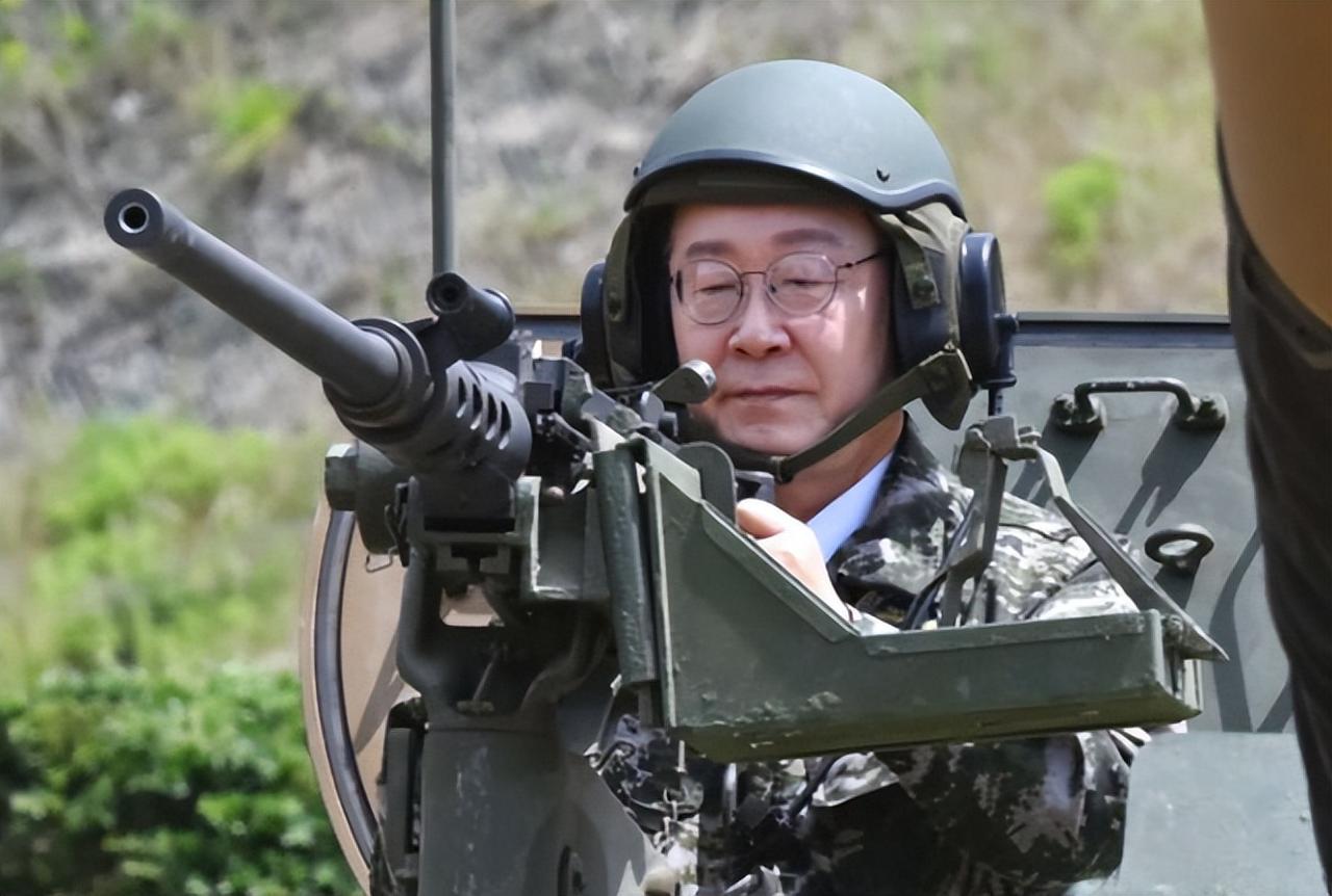 很少见，李在明穿防弹衣、举重机枪，说中国渔民“非法作业”？
        韩国