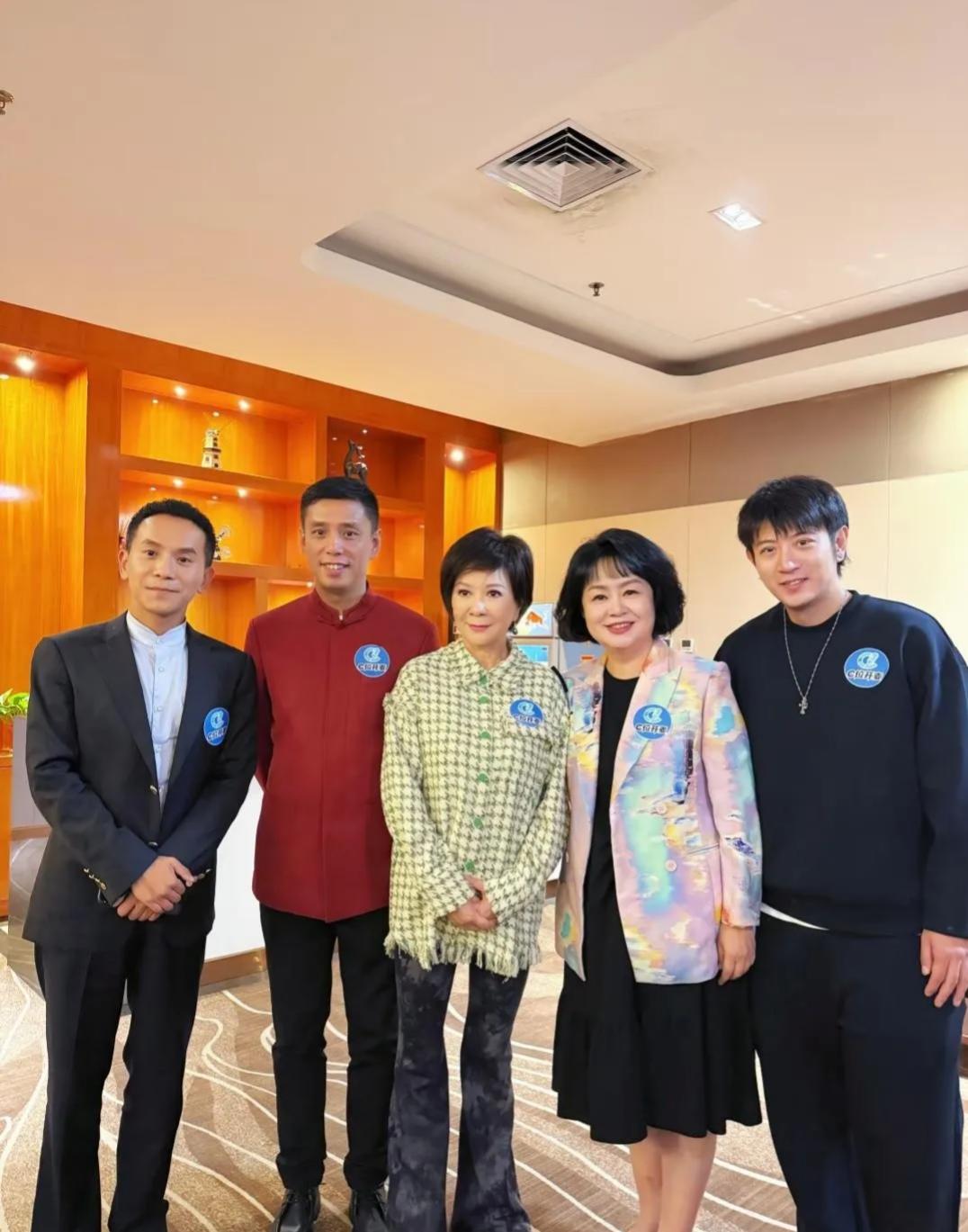 这张5人合照，我只认出了双目有神、略显清瘦的相声演员贾旭明；细眉飞扬、明眸善睐的