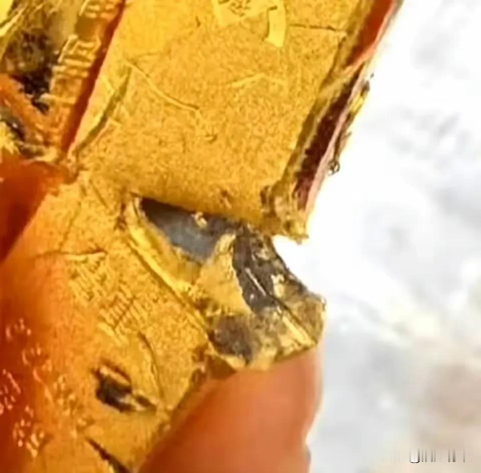 根本不需要再拿金条检验，既然工行说黄金是真的，那就意味着网友是诽谤，造谣，把网友