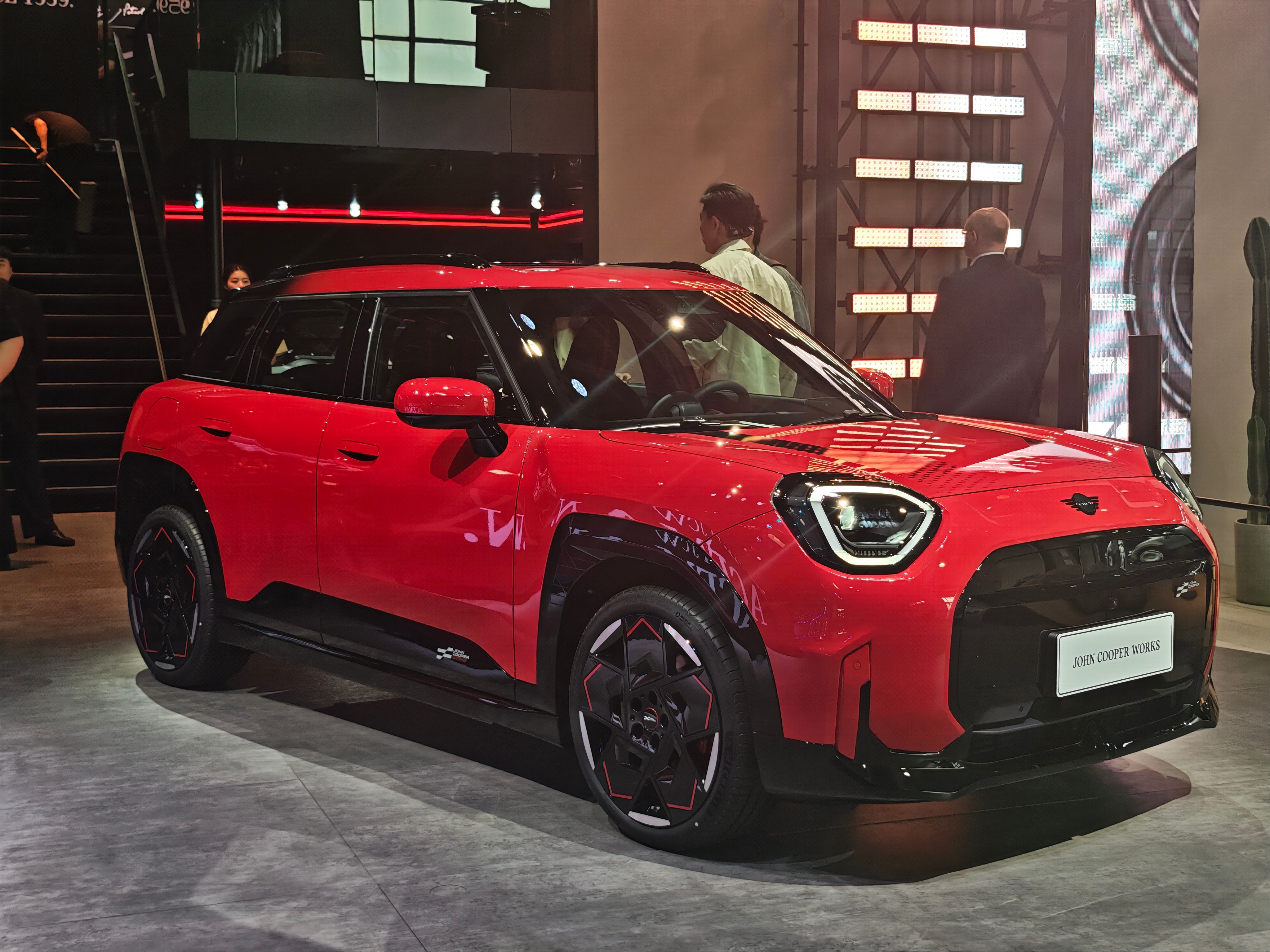 3D打印的轮毂盖、以及尾窗一侧装了定制音箱、另一侧是复古随声听，你看它会玩吗？m