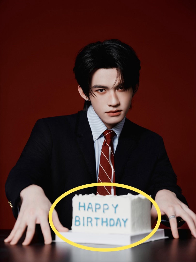 其实生日帽和生日文案都很少有用这个颜色的，大多会挑暖色调，看来和光是真的下了功夫