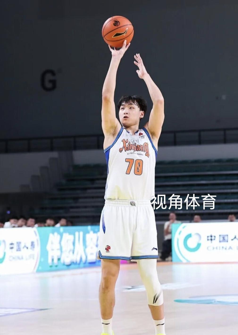 齐麟暴走半场26分，新疆飞虎男篮54比40暂时领先广厦男篮。
本场比赛齐麟手感火