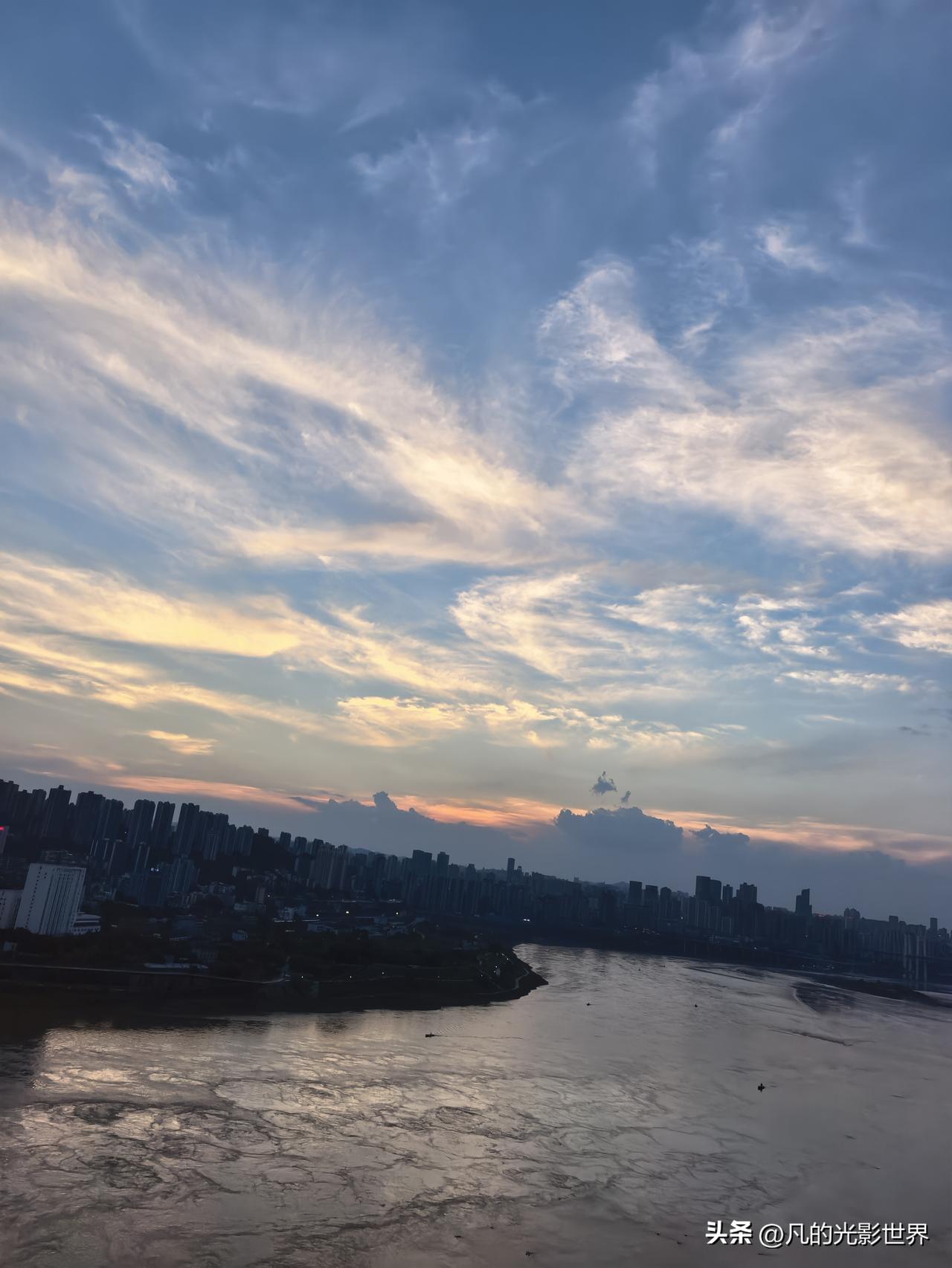 欢迎来重庆看7月40度高温烤出来的橘子海。在这热情似火的7月，重庆那40度高温“