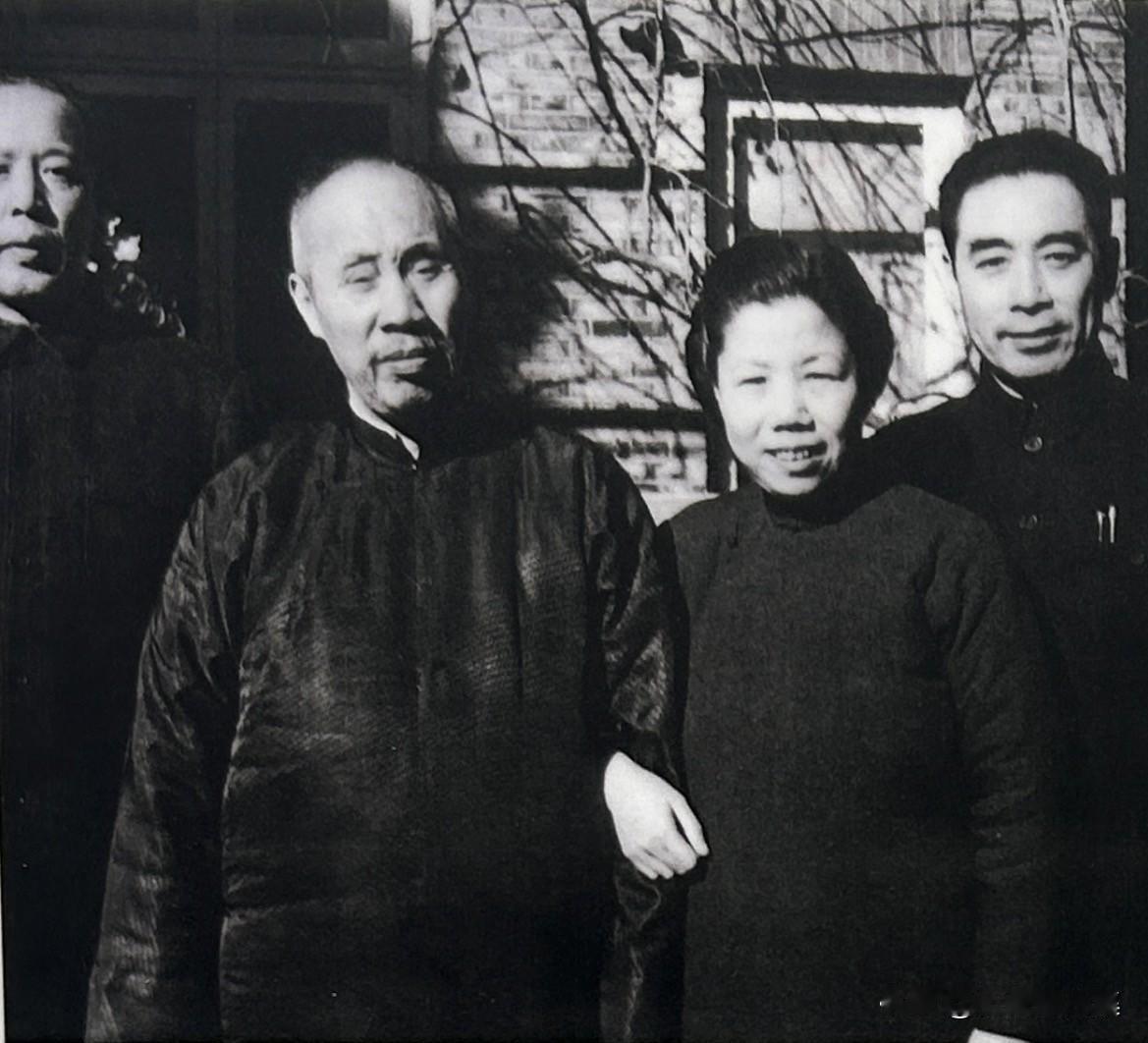【开国功臣图片故事176】
1946年11月19日，周恩来奉中共中央指示，率中共
