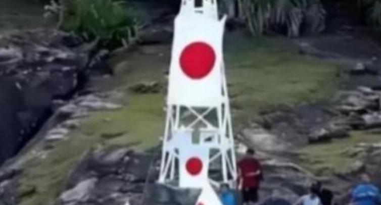中日闹得再凶，钓鱼岛上那座灯塔谁都不敢碰！它算不上什么普通航标，更像是东海局势一