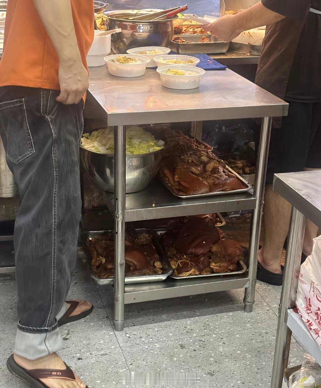 看到这一幕，以后再也不吃隆江猪脚饭了 