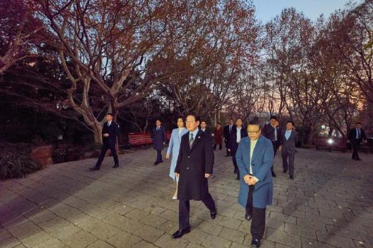 原来韩国夫人和李在明昨天还去了上海鲁迅公园！
1月7日，李在明和夫人金惠景已经顺