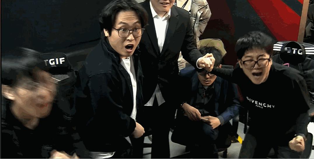 FPX教练组最后一刻的表情太搞笑了，怕是要成为传世经典被广为流传了，TES这下丢