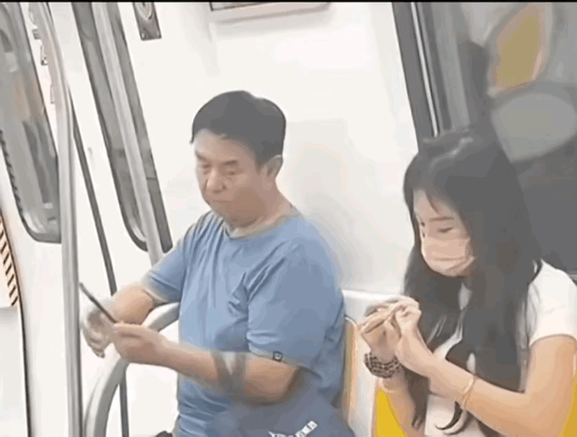 妹子，帮我看看是不是我的退休金到账了。
是呀大爷。哇塞，13位数真羡慕！