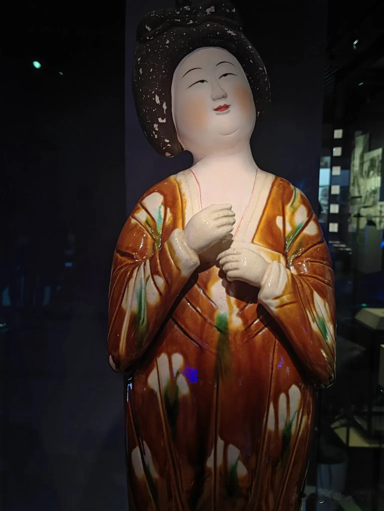 按自己的心意去活，本就是最该有的姿态。
 
这人间从来没有统一的标准，你再周全，